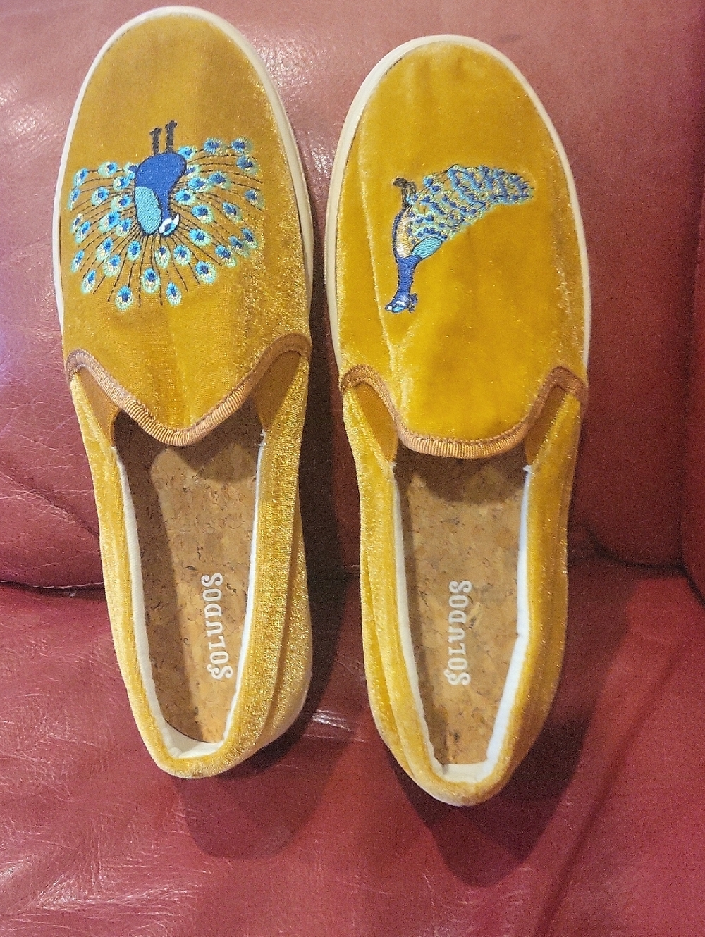 Soludos NWT Gold Velvet Peacock Embroidered Flat Slip Ons Sz.7 Stunning!